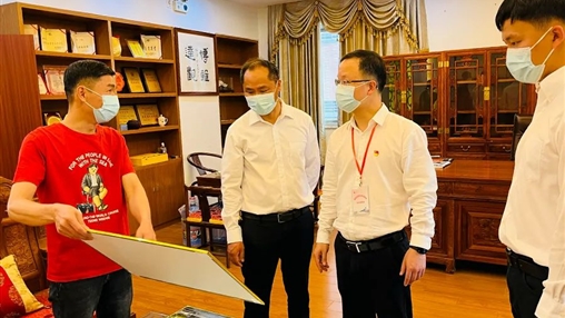 惠安縣委常委、組織部部長(zhǎng)洪亞清蒞臨百裕集團(tuán)研發(fā)中心調(diào)研指導(dǎo)工作